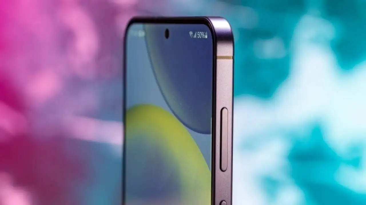 هاتف Galaxy S24 Plus يعود بشاشة 2K وذكاء اصطناعي متقدم